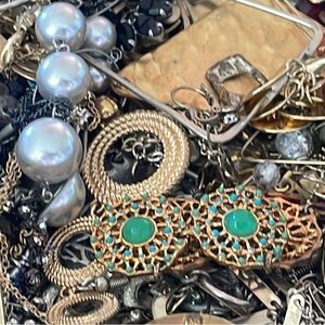 Vintage single earring lot!! See pictures for a variety. Jewelry making crafts.